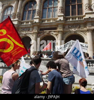 Operai manifestano a Lione per protestare contro le pensioni proposta di riforma Foto Stock