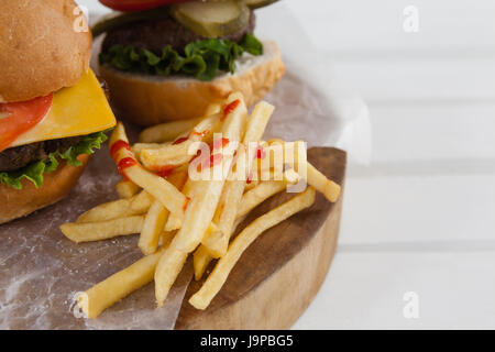 Close-up di snack sulla tavola di legno Foto Stock