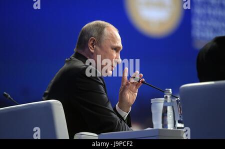 Il presidente russo Vladimir Putin risponde alle domande durante il San Pietroburgo International Economic Forum Giugno 2, 2017 a San Pietroburgo, Russia. Foto Stock