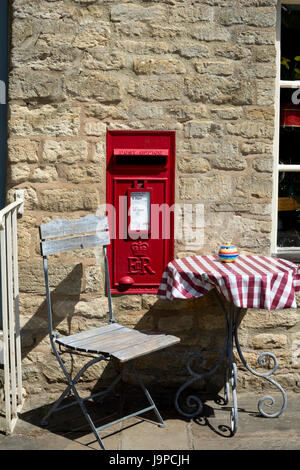 Casella di posta sul vecchio Post Office, Guiting Power, Gloucestershire, England, Regno Unito Foto Stock