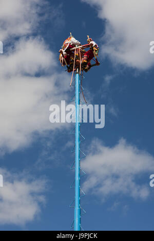 Voladores,sovrastata danza degli Indiani Totonaca,Tulum,la penisola dello Yucatan, Messico, Foto Stock