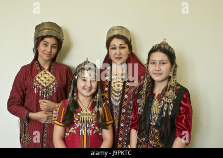 Foto di gruppo della famiglia turkmeno in costume nazionale,Turkmenistan, Foto Stock