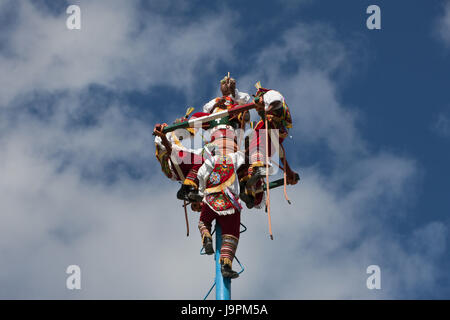 Voladores,sovrastata danza degli Indiani Totonaca,Tulum,la penisola dello Yucatan, Messico, Foto Stock