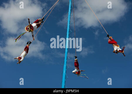 Voladores,sovrastata danza degli Indiani Totonaca,Tulum,la penisola dello Yucatan, Messico, Foto Stock