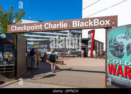 Ingresso alla scatola nera, un padiglione di informazioni sulla storia del Checkpoint Charlie e il muro di Berlino, Berlino, Germania Foto Stock