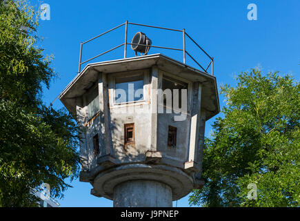 Vecchia RDT torre di avvistamento (DDR-Grenzwachturm), Erna-Berger-Strasse, nel quartiere Mitte di Berlino, Germania Foto Stock