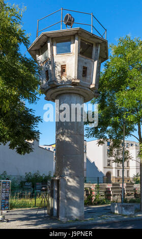 Vecchia RDT torre di avvistamento (DDR-Grenzwachturm), Erna-Berger-Strasse, nel quartiere Mitte di Berlino, Germania Foto Stock