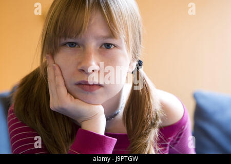 Giovani persone,sit,aggiungere il supporto testa,ritratto,arricciato,adolescente,ragazza,all'interno,premurosamente,purtroppo,esaurisce,stancamente ha,l'espressione,noia, Foto Stock