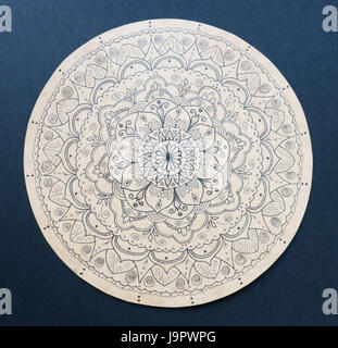 Fiore ornamentale mandala dipinto a mano Foto Stock