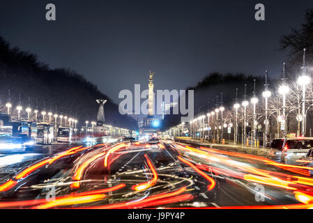 La Berlin Siegessaeule (Colonna della Vittoria) nel parco di Tiergarten, visto durante la notte Foto Stock