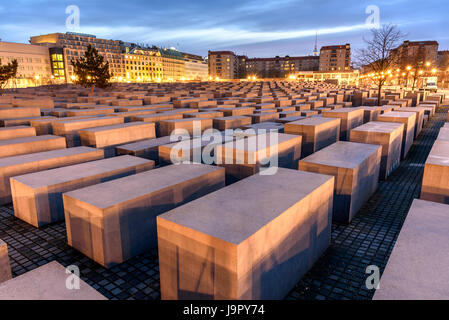 Vista panoramica del famoso memoriale ebreo vicino alla Porta di Brandeburgo, Berlino, Germania Foto Stock