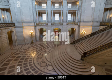 San Francisco, California, Stati Uniti d'America - 1 Giugno 2017: San Francisco City Hall. La Rotunda come si vede dal secondo piano rivolto verso ovest. Foto Stock