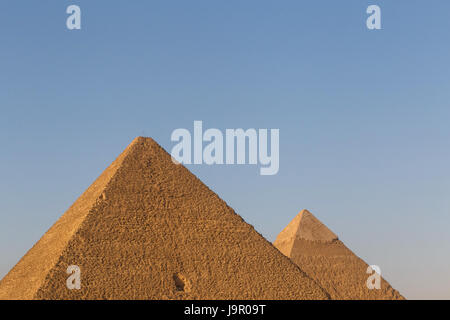 Piramidi di Khufu e Khafre contro il cielo blu Foto Stock
