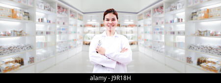 Il farmacista il farmacista e medico donna asia con lo stetoscopio e il controllo di appunti armadietto di medicina e farmacia farmacia . Foto Stock
