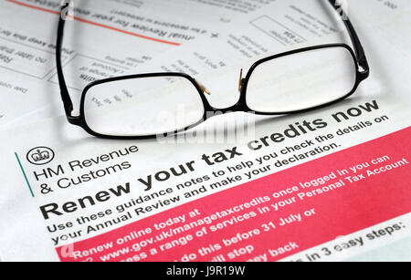 HMRC rinnovare i vostri crediti di imposta ora sotto forma di applicazione con occhiali re le imposte sul reddito della famiglia salari vivente vantaggi salariali bassi redditi il budget familiare REGNO UNITO Foto Stock