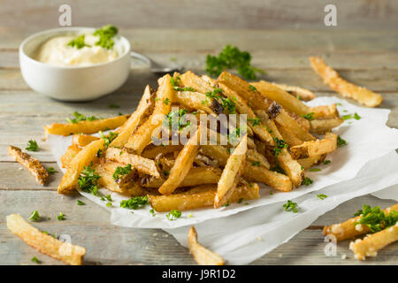 In casa tartufo parmigiano patatine fritte con prezzemolo e Mayo Foto Stock