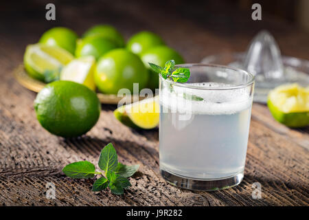 Bibite fresche fatte dal fresco verde lime. Foto Stock