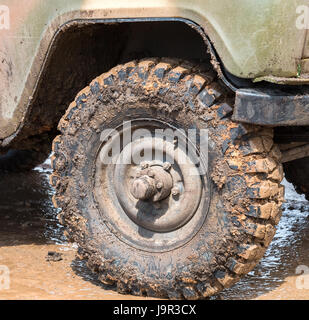 Ruota sporca di un off-road auto dopo la guida sotto la pioggia Foto Stock