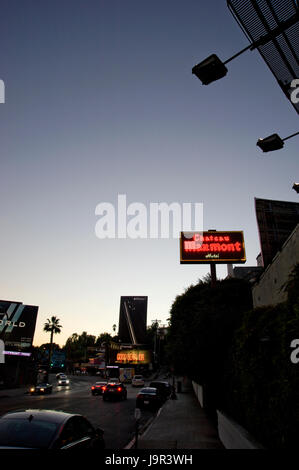 Il Chateau Marmont Hotel segno e i cartelloni sulla Sunset Strip di Los Angeles Foto Stock