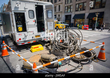 Verizon lavoratori sostituire cavo in fibra nel quartiere Flatiron di New York il Mercoledì, 31 maggio 2017. (© Richard B. Levine) Foto Stock