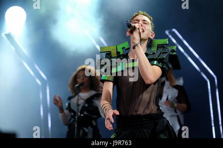 Bestival - 9 Settembre 2016: Olly Alexander performing live sul palco principale con anni e anni a Bestival, Newport, Isle of Wight, Regno Unito Foto Stock