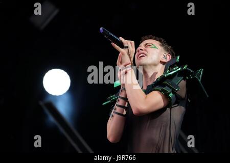 Bestival - 9 Settembre 2016: Olly Alexander performing live sul palco principale con anni e anni a Bestival, Newport, Isle of Wight, Regno Unito Foto Stock