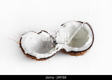 Noci di cocco con il latte splash. Cibo sano. Cocco fresco Foto Stock