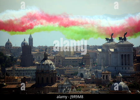 Roma, Italia, 02 giugno: Forza Aerea Italiana di Frecce Tricolori pattuglia acrobatica sorvolare Roma in occasione del 71esimo anniversario della Repubblica Italiana la fondazione, Giugno 2, 2017 Foto Stock