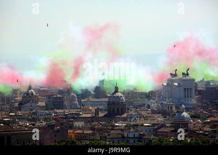 Roma, Italia, 02 giugno: Forza Aerea Italiana di Frecce Tricolori pattuglia acrobatica sorvolare Roma in occasione del 71esimo anniversario della Repubblica Italiana la fondazione, Giugno 2, 2017 Foto Stock