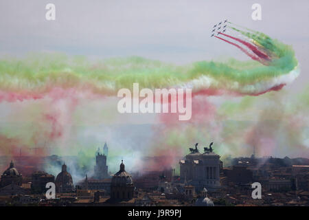 Roma, Italia, 02 giugno: Forza Aerea Italiana di Frecce Tricolori pattuglia acrobatica sorvolare Roma in occasione del 71esimo anniversario della Repubblica Italiana la fondazione, Giugno 2, 2017 Foto Stock