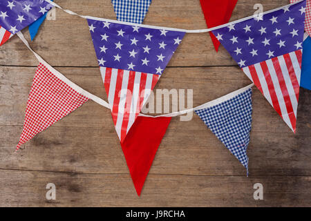 Bunting flags disposti sul tavolo in legno con 4 luglio tema Foto Stock