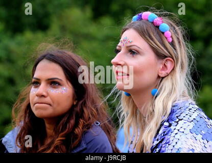 Due giovani donne i frequentatori del festival la visione di una performance al Festival Bestival sull'Isola di Wight, 9 settembre 2016 Foto Stock