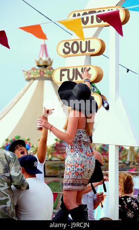 Isle of Wight Festival - 11 giugno 2016 Donna in una folla di frequentatori del festival, indossando un floppy black hat dancing e godendo il festival, Newport IOW Foto Stock