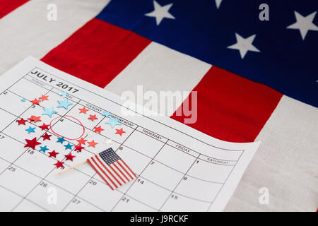 Calendario contrassegnati con forma a stella la decorazione e la bandiera americana con il 4 ° luglio tema Foto Stock