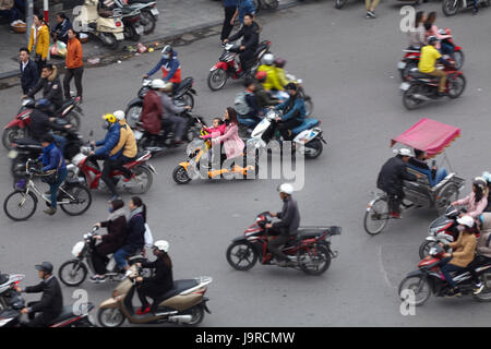 Strada trafficata riempito con i motocicli, Hanoi, Vietnam Foto Stock