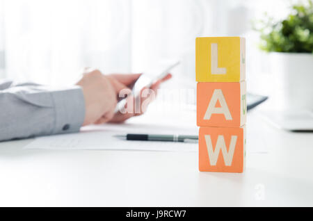 Legge la parola da blocchi di giocattolo. Avvocato lavora in background. avvocato legge di giustizia Giudice scale courtroom blocchi concetto giocattolo Foto Stock