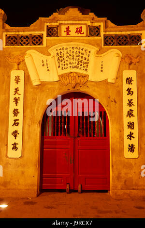 Gate al Huc Bridge per Jade Island, il Lago Hoan Kiem, Hanoi, Vietnam Foto Stock