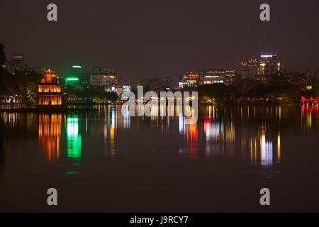 Torre di tartaruga di notte, il Lago Hoan Kiem, Hanoi, Vietnam Foto Stock