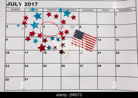 Calendario contrassegnati con forma a stella la decorazione e la bandiera americana con il 4 ° luglio tema Foto Stock
