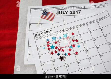 Calendario contrassegnati con forma a stella la decorazione e la bandiera americana con il 4 ° luglio tema Foto Stock