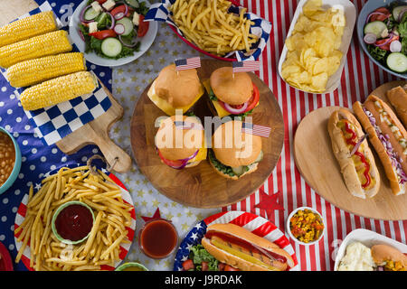 Close-up di hot dog e gli hamburger sul tavolo in legno con 4 luglio tema Foto Stock