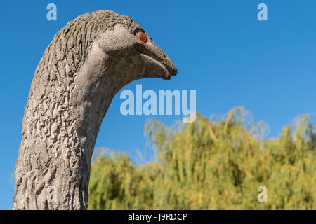 Queenstown, Nuova Zelanda - 15 Marzo 2017: primo piano della testa dell'estinto flightless bird Moa contro il cielo blu e alcuni alberi verdi in background. Brow Foto Stock