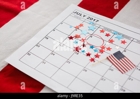 Calendario contrassegnati con forma a stella la decorazione e la bandiera americana con il 4 ° luglio tema Foto Stock