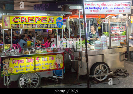 Cibo Mobile bancarelle che vendono le zuppe e crepes sul mercato notturno di Hua Hin, Thailandia Foto Stock