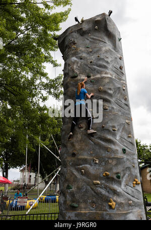 Muro di roccia da scalare al Shasta County Fair. Foto Stock