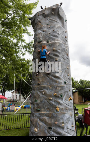 Muro di roccia da scalare al Shasta County Fair. Foto Stock