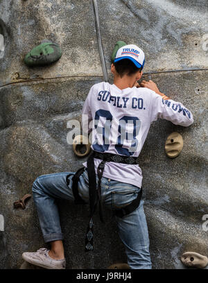 Muro di roccia da scalare al Shasta County Fair. Foto Stock