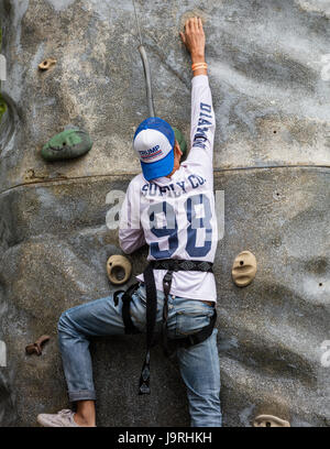 Muro di roccia da scalare al Shasta County Fair. Foto Stock