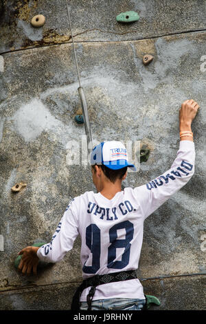 Muro di roccia da scalare al Shasta County Fair. Foto Stock