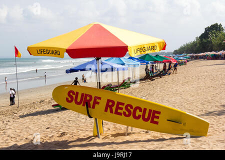 Bagnino surf e attrezzature di salvataggio, Kuta Beach, Bali, Indonesia Foto Stock